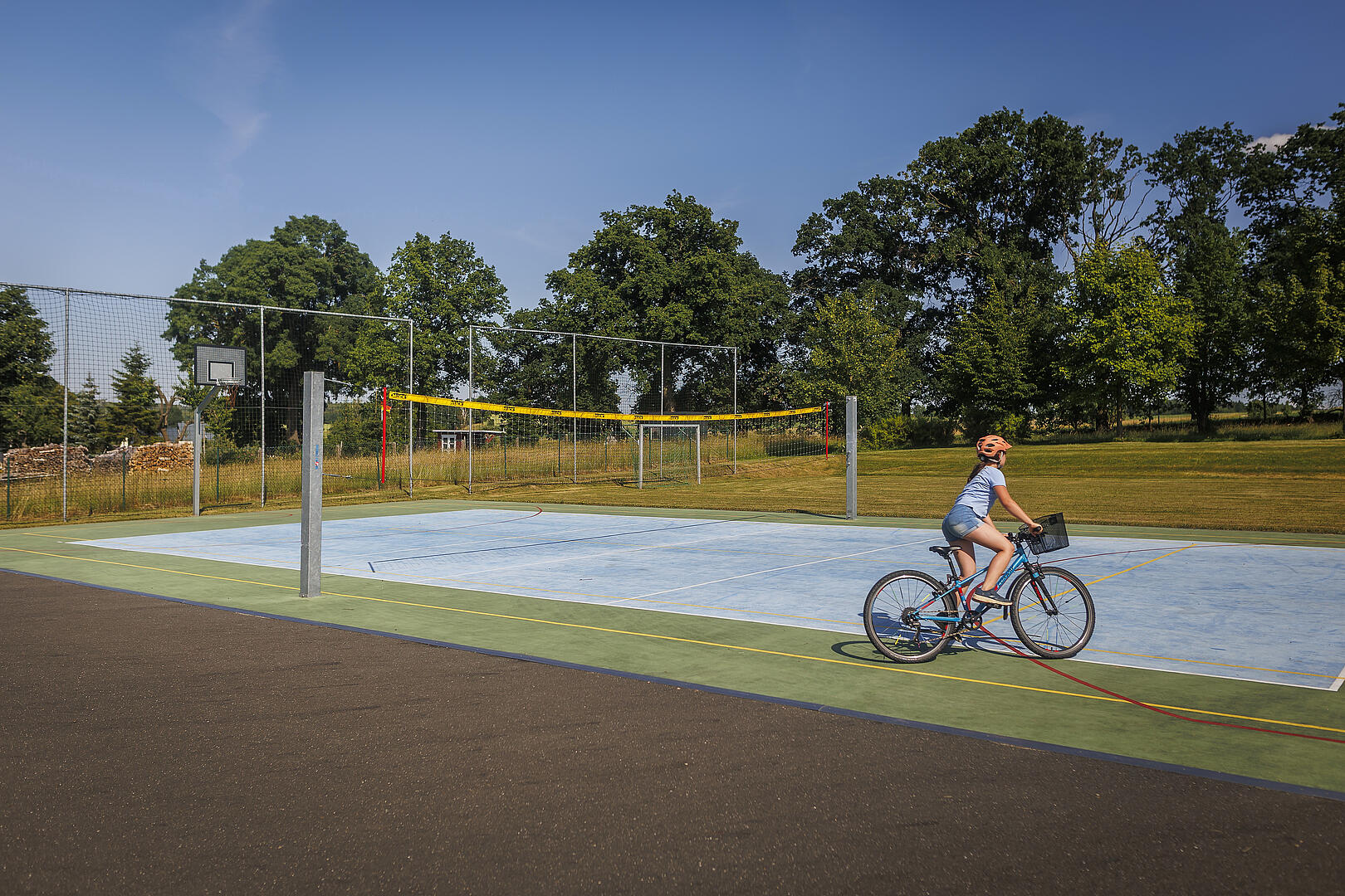 Mulitfunktionaler Sportplatz, Quelle: BMLEH/Photothek