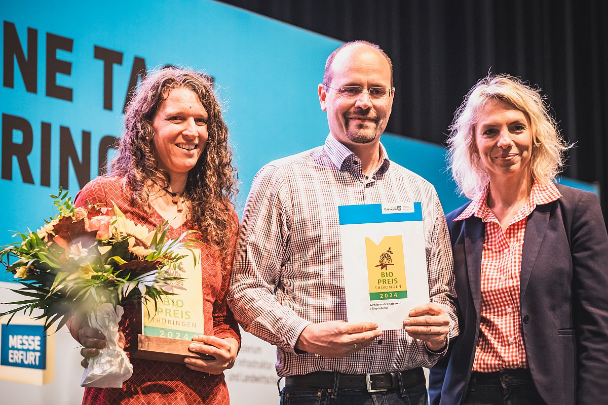 Jürgen Fett und seine Frau mit dem Biopreis auf den Grünen Tagen 2024 mit Ministerin Susanna Karawanskij