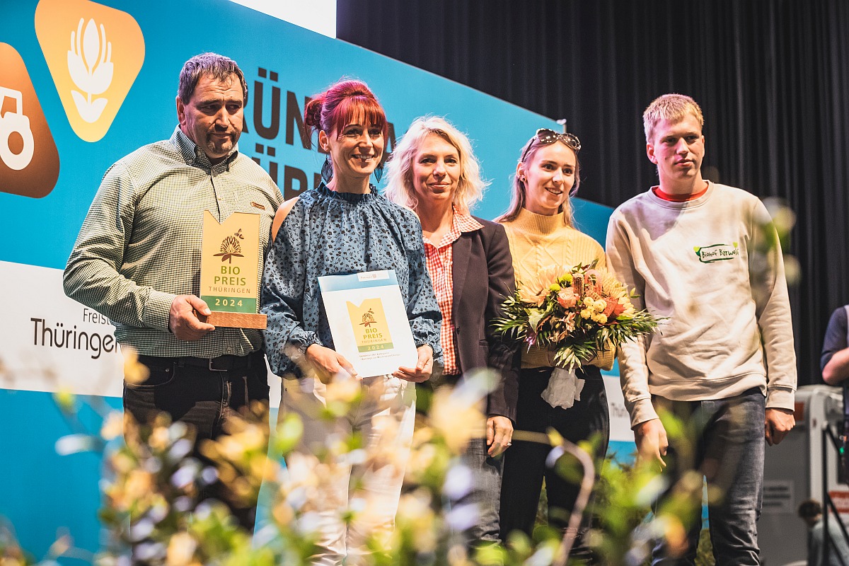 Familie Bärwolf und Ministerin Karawanskij mit dem 1. Preis