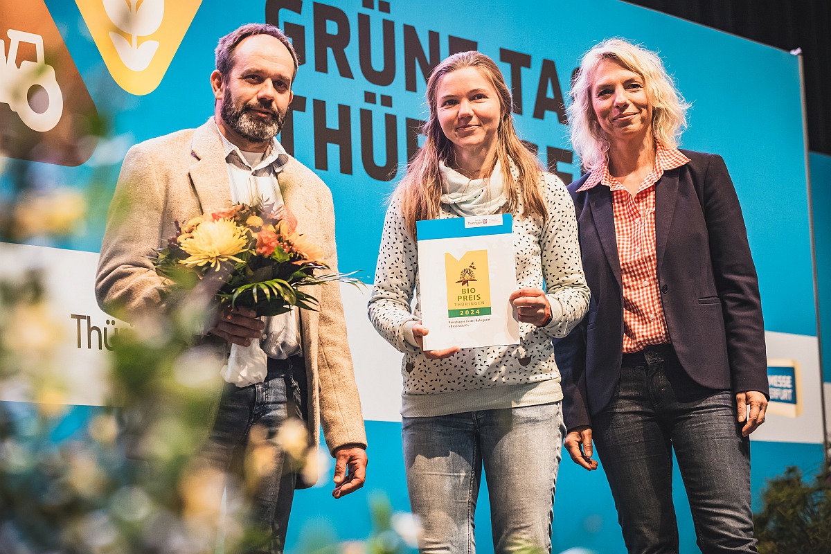Team vom Biohof Siloah mit Biopreis-Urkunde und Ministerin Karawanskij