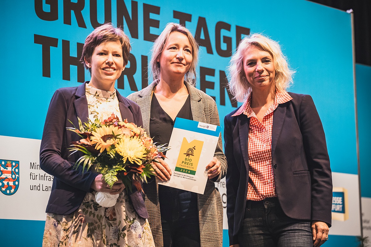 Sara Flügel vom Thüringer Ökoherz und Anja Waldmann von der Agentur Waldmann Gestaltung mit Ministerin Karawanskij