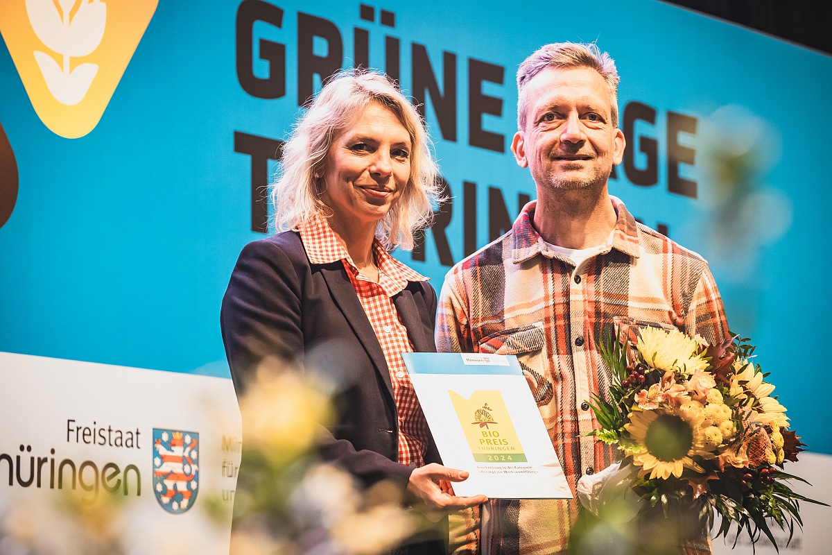 Ministerin Karawanskij und Sebastian Lück von der Bürgermolkerei