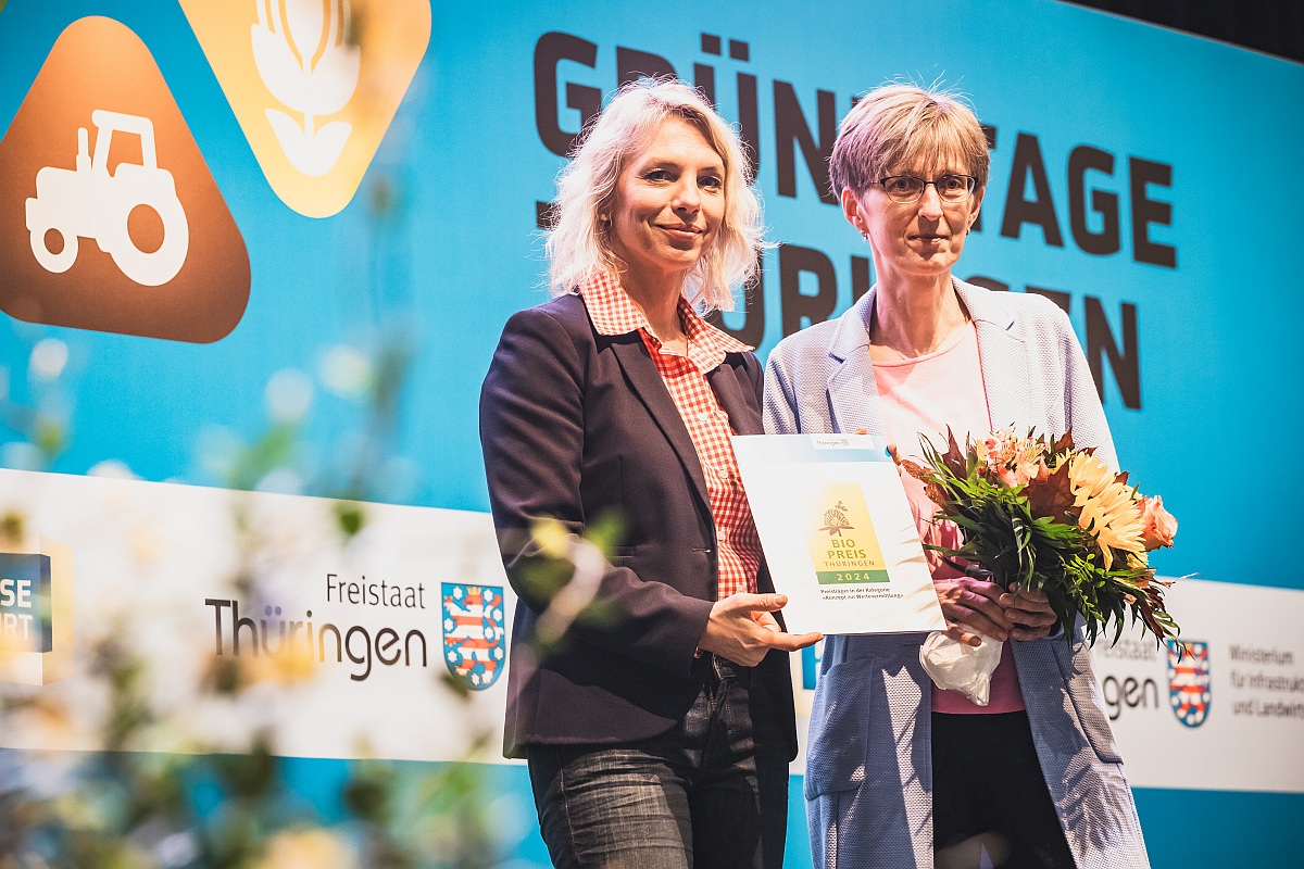 Ministerin Karawanskij und Maria Streitferdt mit der Urkunde zum 3. Platz beim Biopreis