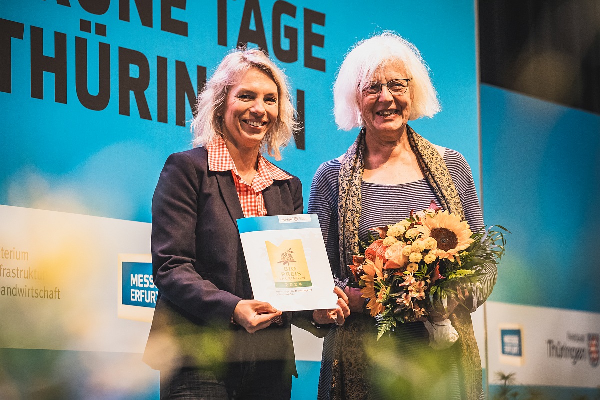 Ministerin Karawanksij und Annegret Rose mit der Urkunde zum 3. Platz