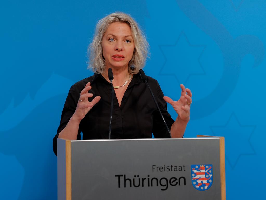 Ministerin Susanna Karawanskij steht am Redner:innenpult