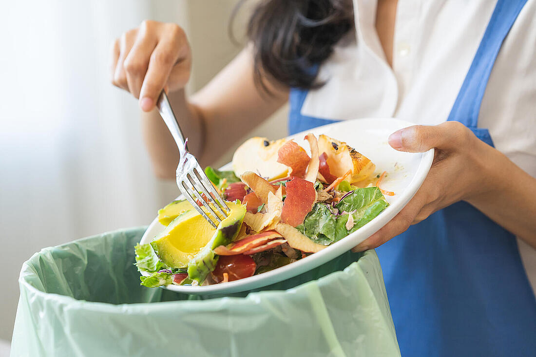 AdobeStock_KMPZZZ__Lebensmittelverschwendung - Gute Lebensmittel landen im Mülleimer