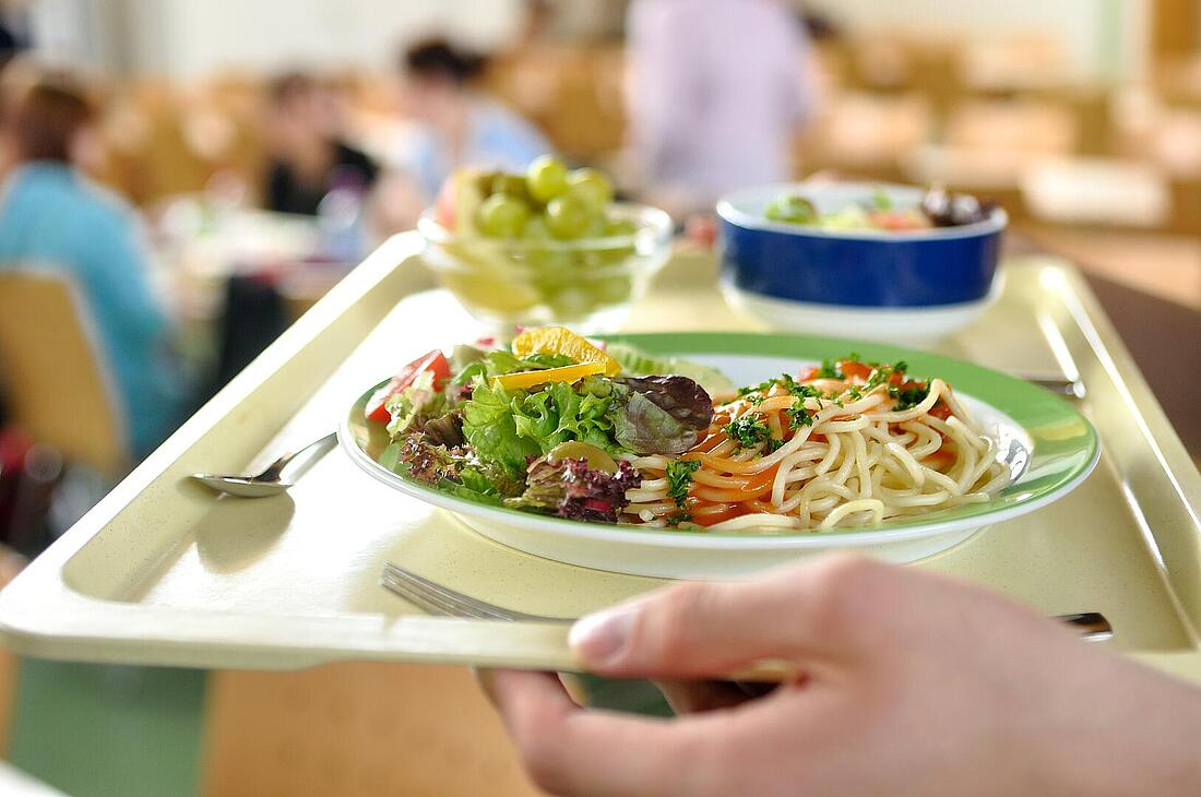 Menü in der Mensa Schulmensa Essen AdobeStock_Gerhard_Seybert_42317032 - Auf einem Tablett ist gesundes Kita- oder Schulessen zu sehen