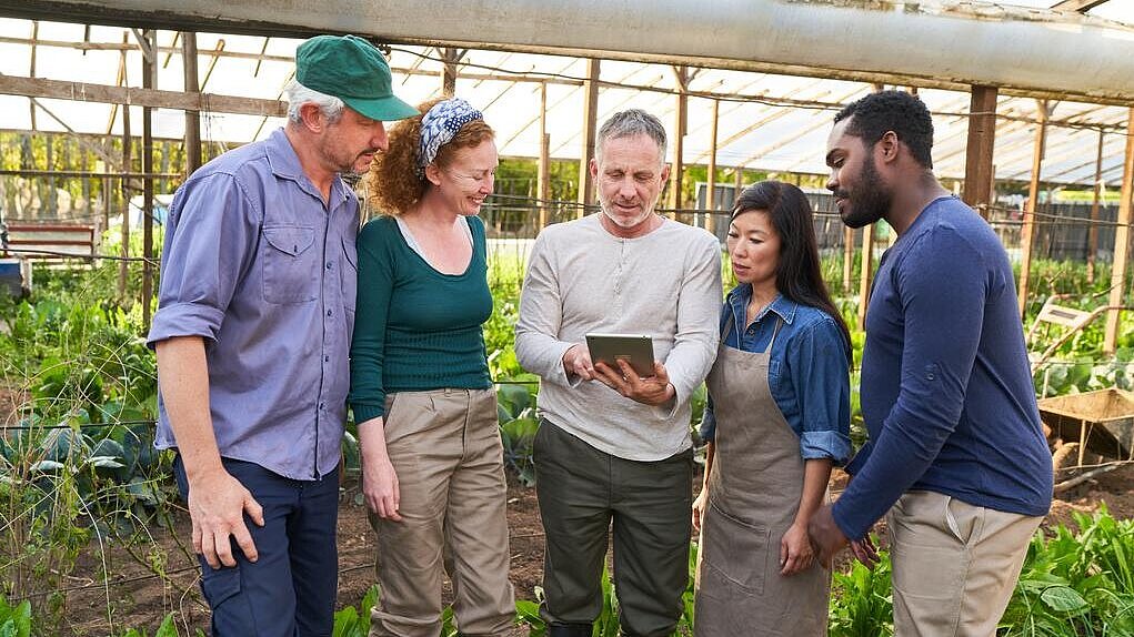 Gruppe Landwirte im Gespräch 5 Landwirte im Gespräch mit Hilfe eines Tablets
