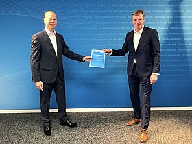 Staatssekretär Carsten Feller (r.) und Torsten Schubert (l.), Geschäftsführer des Studierendenwerks Thüringen, bei der Unterzeichnung der Ziel- und Leistungsvereinbarung für den Zeitraum 2022 bis 2025