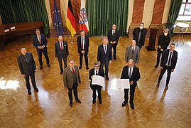 Gruppenfoto der Unterzeichner in Modalfenster öffnen Zu sehen sind der Ministerpräsident des Freistaats Thüringen, der Thüringer Wirtschaftsminister, der Staatssekretär im Thüringer Wirtschaftsministerium sowie die Präsidenten und Rektoren der Thüringer Hochschulen nach Unterzeichnung der Rahmenvereinbarung V.