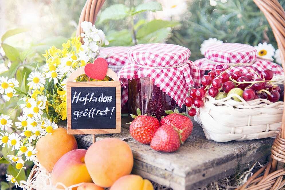 Foto: Eine Auswahl von Produkten aus dem Hofladen dem Tisch © Adobestock