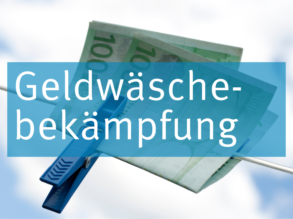 Symbolbild Geldwäschebekämpfung: Vor einem wolkigen Himmel sieht man ein kurzes Stück einer Wäscheleine, an der mit einer blauen Wäscheklammer zwei 100-Euro-Scheine befestigt sind.