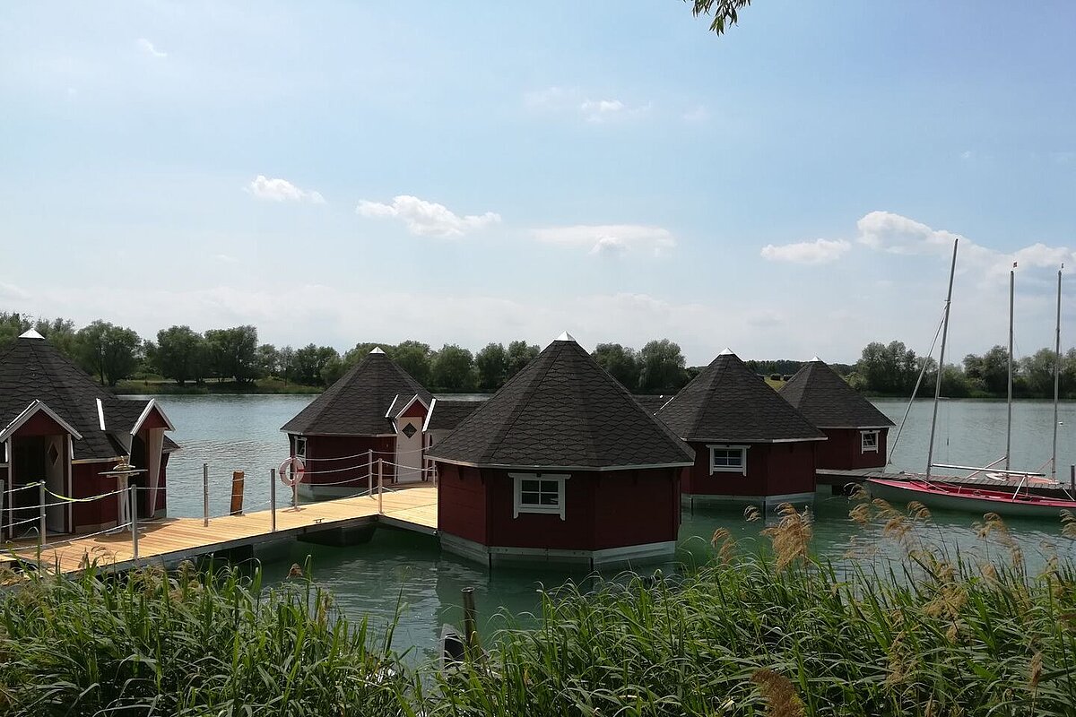 Foto: schwimmende Hütten am Alperstedter See