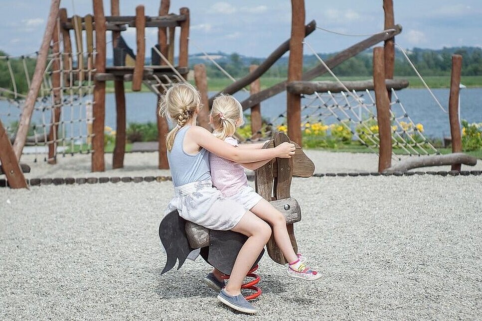 Foto: Zwei Mädchen auf einem Spielplatz
