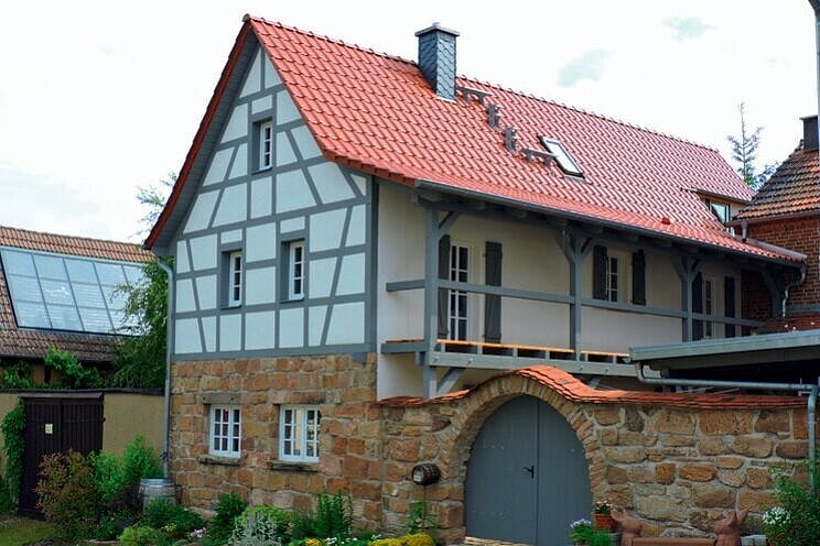 Foto: Sanierter Fachwerkhof in Hainbücht, Saale-Holzlandkreis © TLLLR