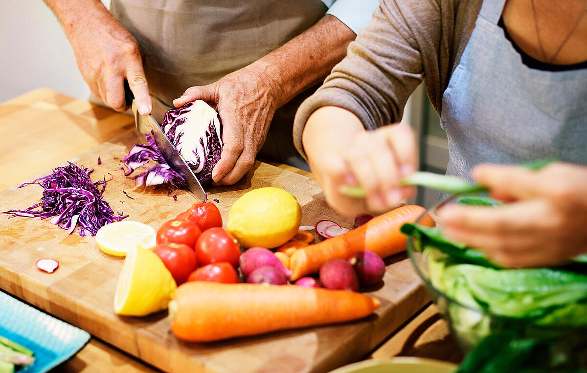 AdobeStock_Rawpixel-com_181208487 - Zubereitung gesundes Obst und Gemüse