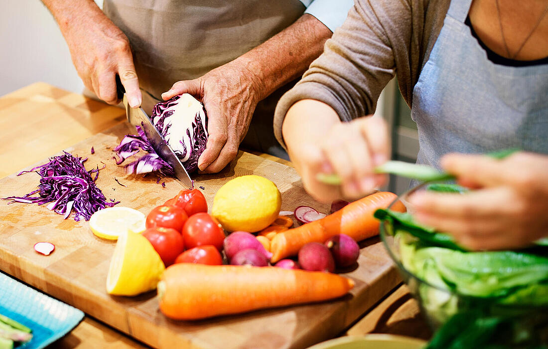 Zubereitung von gesundem Essen mit Obst und Gemüse